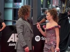 problemas no Paraíso? Assista ao momento tenso que Abbie Chatfield parece repreender seu namorado rockstar Adam Hyde no tapete vermelho do ARIA Awards – antes que o clima mude instantaneamente