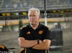 O ex-técnico da Inglaterra Steve McClaren renunciou ao cargo de técnico da Jamaica depois de permitir que o novo menor país da Copa do Mundo chegasse à fase final.