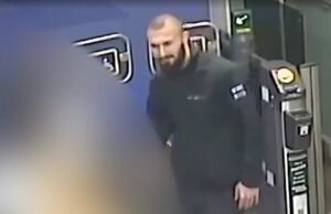 Sorridente requerente de asilo em canoa iraquiana faz um sinal de positivo com o polegar para uma vítima de 20 anos antes de lançar um terrível ataque sexual contra ela em um trem