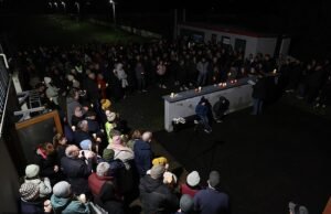 Centenas de pessoas se reuniram para prestar homenagem aos cinco mortos no trágico acidente de carro que ‘lançou uma nuvem negra sobre toda a cidade’