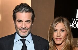 ‘Estamos tão felizes que você está tendo o caso de amor que merece’: o novo romance de Jennifer Aniston com Jim Curtis elogiado por seu amigo de longa data Adam Sandler enquanto ele se emociona com a estrela ‘linda e inebriante’.