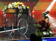 A Miss Grã-Bretanha tropeça ao atravessar o palco do Miss Universo… mas é tudo o que parece?