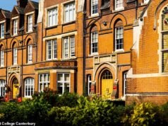 Um estudante de 18 anos foi encontrado enforcado no banheiro de uma pensão de £ 53.000 por ano, poucas semanas depois de começar a escola, ouviu-se um inquérito.