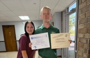 Pais admitem que meio-irmão de 16 anos é suspeito da morte de Anna Kepner no cruzeiro Carnival enquanto o pai do menino faz uma oferta pela custódia da irmã mais nova