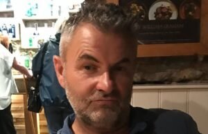 Professora de 56 anos jogada na cama por um namorado ‘perverso’ e cortou seu pescoço, deixando-a paralisada do peito para baixo, ouviu o tribunal