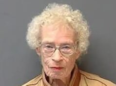 Os promotores dizem que uma motorista de 89 anos atropelou uma estudante de 9 anos que atravessava a rua e depois saiu sem parar