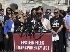 A vítima de Jeffrey Epstein diz que as filhas de Andrew, Beatrice e Eugenie, e sua ex-esposa Sarah Ferguson deveriam ser chamadas para explicar o que sabiam sobre o relacionamento dela com o pedófilo.