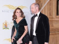 Kate fica deslumbrante de verde! A princesa deslumbrou-se com um vestido de veludo e os brincos Cartier de diamantes da falecida rainha enquanto ela e o príncipe William assistiam ao Royal Variety Performance repleto de estrelas.