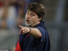 O técnico dos EUA, Mauricio Pochettino, revida o repórter em uma discussão acalorada, enquanto o ex-técnico do Tottenham diz sem jeito: ‘Não sou zelador’