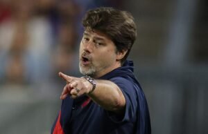 O técnico dos EUA, Mauricio Pochettino, revida o repórter em uma discussão acalorada, enquanto o ex-técnico do Tottenham diz sem jeito: ‘Não sou zelador’