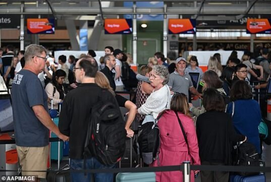 Alerta de voo para australianos após erupção de vulcão indonésio