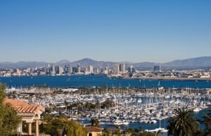 Mulher gananciosa roubou US$ 9 milhões do empregador e se presenteou com uma mansão costeira com um Porsche na garagem