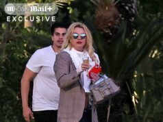 As ações chocantes do rosto inteiro de Britney Spears capturadas pela câmera enquanto a família fala sobre sua espiral devastadora