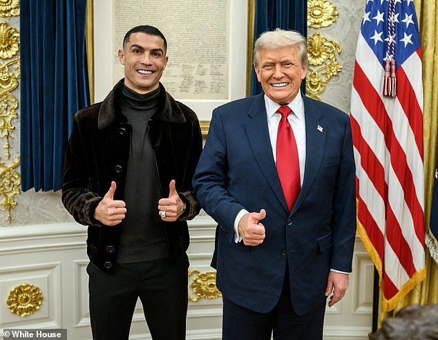 104025835-15307247-Cristiano_Ronaldo_was_invited_to_Donald_Trump_s_black_tie_dinner-a-9_1763591266026.jpg