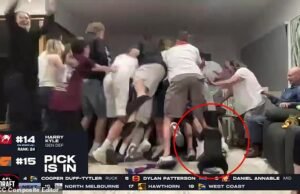 Assista ao momento hilário em que um animal de estimação da família enlouqueceu quando a jovem estrela percebeu que seu sonho da AFL se tornou realidade