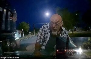 A violência selvagem do motociclista australiano saiu pela culatra quando ele bateu em um carro em movimento e permaneceu suspenso por quilômetros