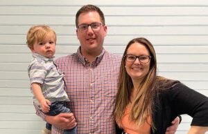 Menino de 2 anos fica órfão depois que sua mãe e seu pai trabalhadores foram morar com um vizinho infernal