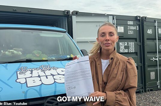 Bonnie Blue criou um documento falso do governo australiano alegando que ela poderia entrar na Austrália