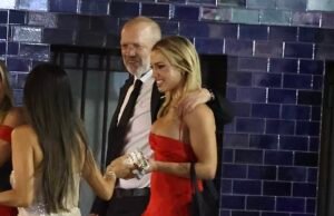 A verdade por trás das fotos vazadas pelos paparazzi de Tammy Hembrow e do empresário – como ele explica… Além disso, a reviravolta na rivalidade entre as mansões entre os figurões da sinagoga de Bondi e a ovelha negra da família Waterhouse: bate-papo em grupo