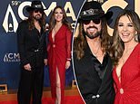 Elizabeth Hurley e Billy Ray Cyrus se olham com amor enquanto desfrutam de felicidade romântica no CMA Awards