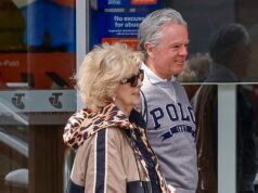 Patty Newton, 80, estabelece o recorde depois de ser flagrada se aproximando de um homem misterioso em Melbourne