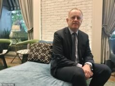 Um alto executivo de uma companhia de seguros perdeu o emprego depois que seu caso com uma funcionária mais jovem veio à tona.