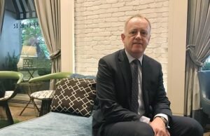 Um alto executivo de uma companhia de seguros perdeu o emprego depois que seu caso com uma funcionária mais jovem veio à tona.