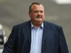 A lenda do futebol, Darryl Brohman, orgulhosamente levou sua filha até o altar há alguns dias – ela agora tem câncer