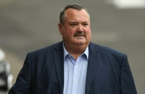 A lenda do futebol, Darryl Brohman, orgulhosamente levou sua filha até o altar há alguns dias – ela agora tem câncer