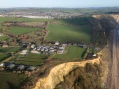 Os moradores temem que os planos de construir 12 alojamentos de luxo no valor de £ 725.000 em um parque de férias no topo de um penhasco em Broadchurch destruam a Costa Jurássica.