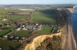 Os moradores temem que os planos de construir 12 alojamentos de luxo no valor de £ 725.000 em um parque de férias no topo de um penhasco em Broadchurch destruam a Costa Jurássica.