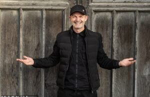 Jamie Cureton em sua jornada pela pirâmide – rejeitando o chamado de Sir Alex Ferguson para ingressar na Classe de 92, marcando nos 10 primeiros escalões do futebol inglês e seu próximo grande gol