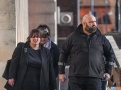 Os agentes funerários deixaram o corpo do idoso apodrecer na câmara mortuária quente com água escorrendo pelas paredes, ouve o tribunal