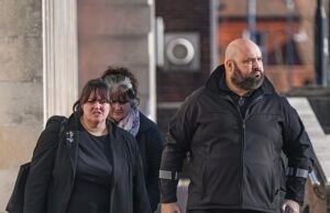 Os agentes funerários deixaram o corpo do idoso apodrecer na câmara mortuária quente com água escorrendo pelas paredes, ouve o tribunal