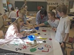 Professor denunciou à polícia por ‘tocar inapropriadamente’ um aluno de seis anos e ‘segui-lo’ na aula