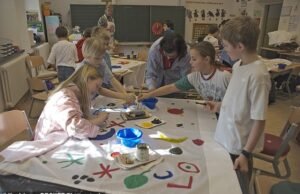 Professor denunciou à polícia por ‘tocar inapropriadamente’ um aluno de seis anos e ‘segui-lo’ na aula