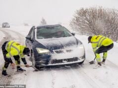 A nevasca em todo o Reino Unido desorganizou as viagens: a neve e o gelo causaram o fechamento de estradas e as escolas também fecharam devido ao novo alerta meteorológico do Met Office de que as temperaturas cairão para -12ºC.