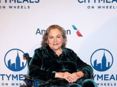 A frágil Kathleen Turner, 71, foi vista em uma cadeira de rodas ao revelar uma batalha debilitante pela saúde em uma rara saída pública