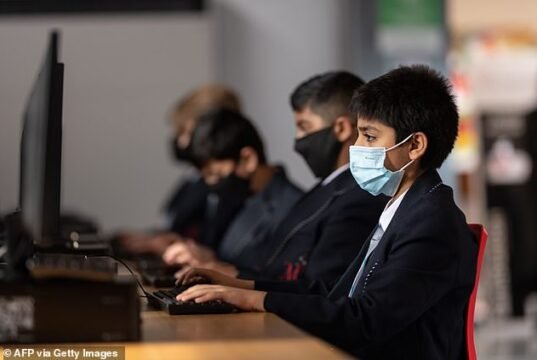 Traição aos nossos filhos: o inquérito da Covid conclui que o bloqueio ‘interrompeu a infância normal’ e o fechamento de escolas ‘terá um impacto duradouro’