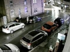 O momento em que o pai foi esmagado por um motociclista elétrico – antes de o motociclista o deixar caído na estrada