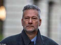 A Rússia está a tentar subornar os nossos deputados, alertou a polícia antiterrorista, enquanto um antigo líder reformista no País de Gales é preso por receber pagamentos por discursos de apoio aos aliados de Putin.