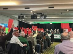 A assembleia geral anual do Celtic foi cancelada depois que torcedores furiosos zombaram e acenaram com cartões vermelhos na mesa principal