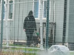 A segurança foi reforçada numa cidade que aguarda a chegada de 600 requerentes de asilo do sexo masculino não acompanhados, uma vez que os residentes foram informados de que só terão “48 horas de antecedência” antes de os migrantes se dirigirem para uma base militar.