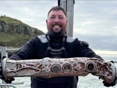 Putin está espionando o País de Gales? Mergulhadores encontraram uma bóia usada para monitorar submarinos na costa de Pembrokeshire, à medida que crescem os temores sobre a interferência russa nas águas britânicas.