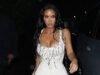 Kim Kardashian mostra seu decote em um vestido bizarro com mais de 100 alfinetes pendurados nas laterais