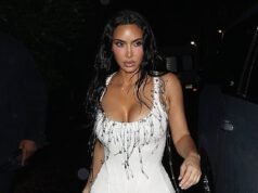Kim Kardashian mostra seu decote em um vestido bizarro com mais de 100 alfinetes pendurados nas laterais