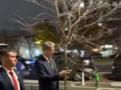 Secretário do Tesouro de Trump controla manifestantes furiosos fora do hotspot de DC