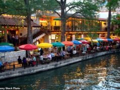 Mulher pula no rio E.Koli em ponto turístico para encontrar seu telefone com a ajuda das pernas