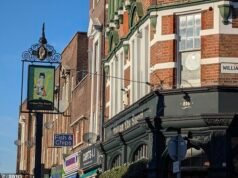 Os vendedores de bebidas alcoólicas no leste de Londres proibiram as crianças depois que os clientes reclamaram que os pubs estavam se tornando como “creches”.