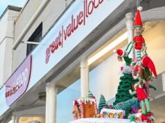 Royal Mail roubou o Natal: protestos em uma vila famosa mundialmente pelo bombardeio de fios enquanto a nova caixa postal movida a energia solar força Titchfield a aposentar chapéus de coco ‘brilhantes’.